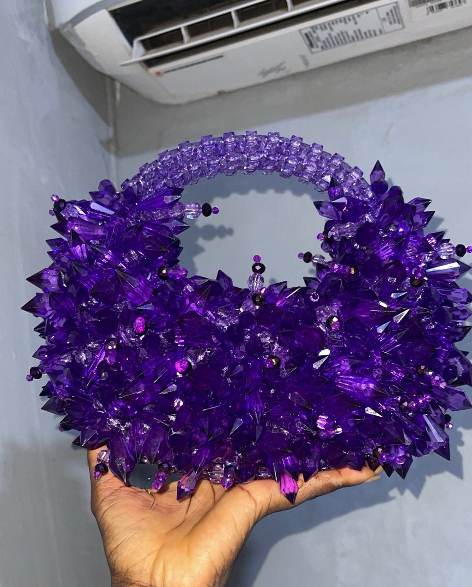 PrechgoldCrafts's tweet image. Serving royal energy 💜✨ From the sparkle in my hand to the shine on my feet.
This is how you make an entrance! 🤷🏽‍♀️🥳🔥 
Yay or Nay?