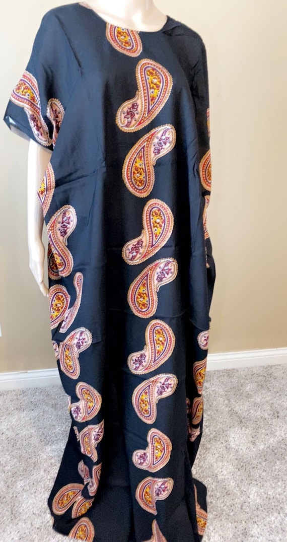 كلمة "باتي" أصلها من Batik الإندونيسية/الجاوية، وجاءت عبر السواحلية بفعل تجارة المحيط الهندي. في بنادر استقر الاسم"باتي"ليشير تحديدًا للفستان المنزلي النسائي، وهو شاهد حيّ على التبادل الثقافي بين سواحل شرق إفريقيا وشرق آسيا، حيث امتزجت الأزياء واللغة عبر قرون من الملاحة والتجارة.