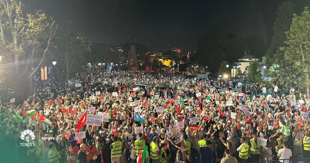 Rıfat el-Arir
"Eğer ölmem gerekirse…
Dünya bilsin ki ben,
gökyüzü kadar özgür bir Gazzeliydim."

Bu gece Beyazıt’tan Ayasofya’ya uzanan yolda, biz #TÜRGEV gençliği olarak,
o özgürlüğün gökyüzünü binlerce fenerle aydınlattık.

Gazze susarsa, vicdanlar ölür.