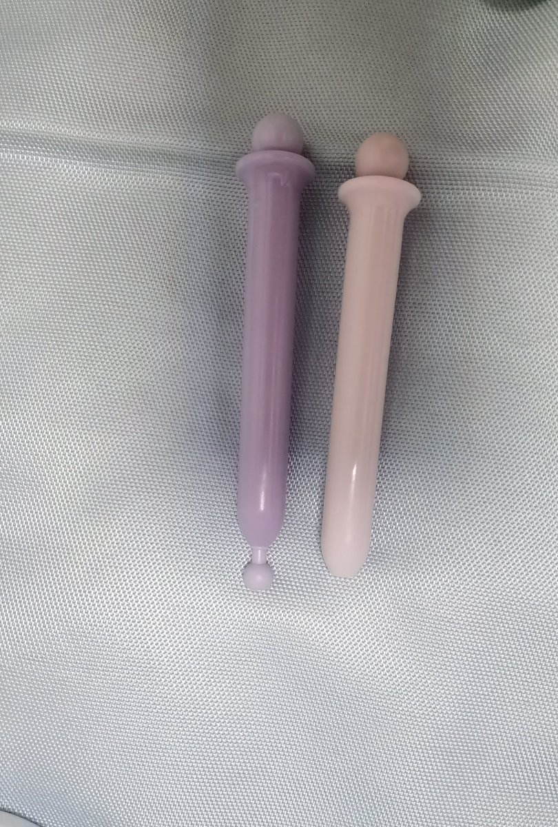 ruolanjiang's tweet photo. P1：注射器用来给肛门注入润滑液
P2：也是出门戴的，但是没上面那个难戴，相应的也没那么爽
P3：让我又爱又恨的炮机，每次都被插的嗷嗷叫求饶
P4：主人用来惩罚狗狗的伸缩震动款拉珠肛塞，每次都被插的哭爹喊娘求饶，感觉伸缩的时候肚子都被捅穿了，至今还没全插进来过，不敢想如果全插进来我会怎么样 https://t.co/tBvuiYWXaI