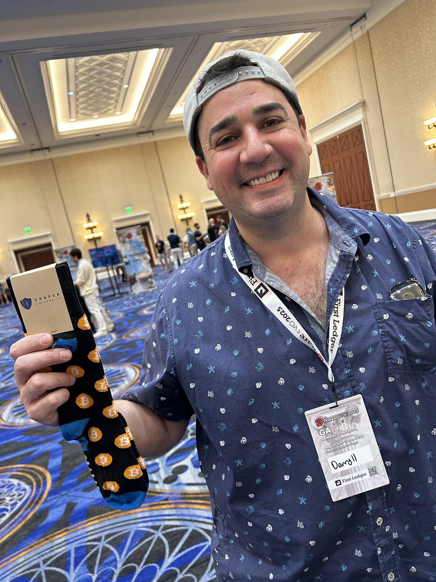 Wow just met #DraperU alumni <a href="/DarryllD/">Darryll D</a> from hero training in Las Vegas! We are so glad to hear you are a part of our community and thriving here! Gotta do some DraperU alumni events in the US sometimes! <a href="/RareEvo/">Rare Evo: A Blockchain Event</a>