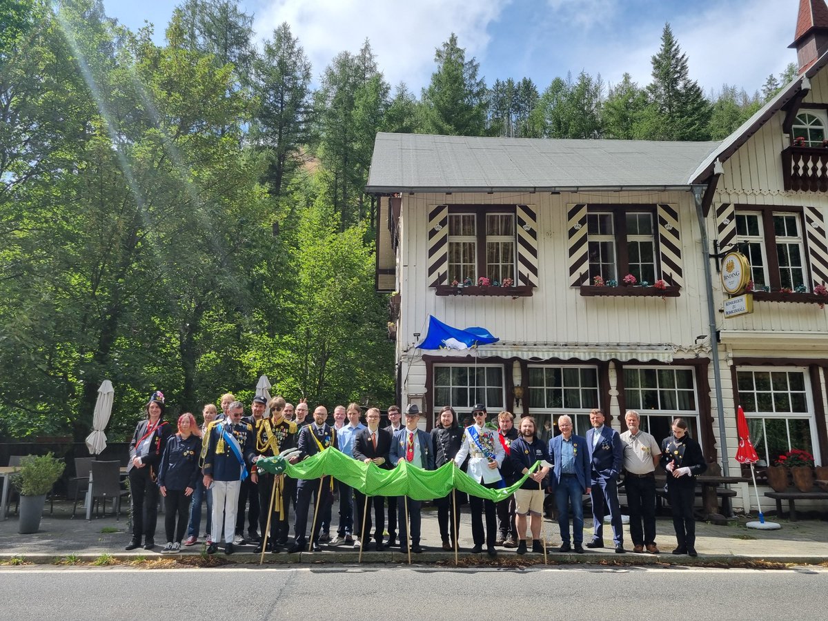 The participants of the Micro Euro Summit 2025 with an Obscurian dragon in front of the Kingdom of Romkerhall.

📸 Sandra Petermann