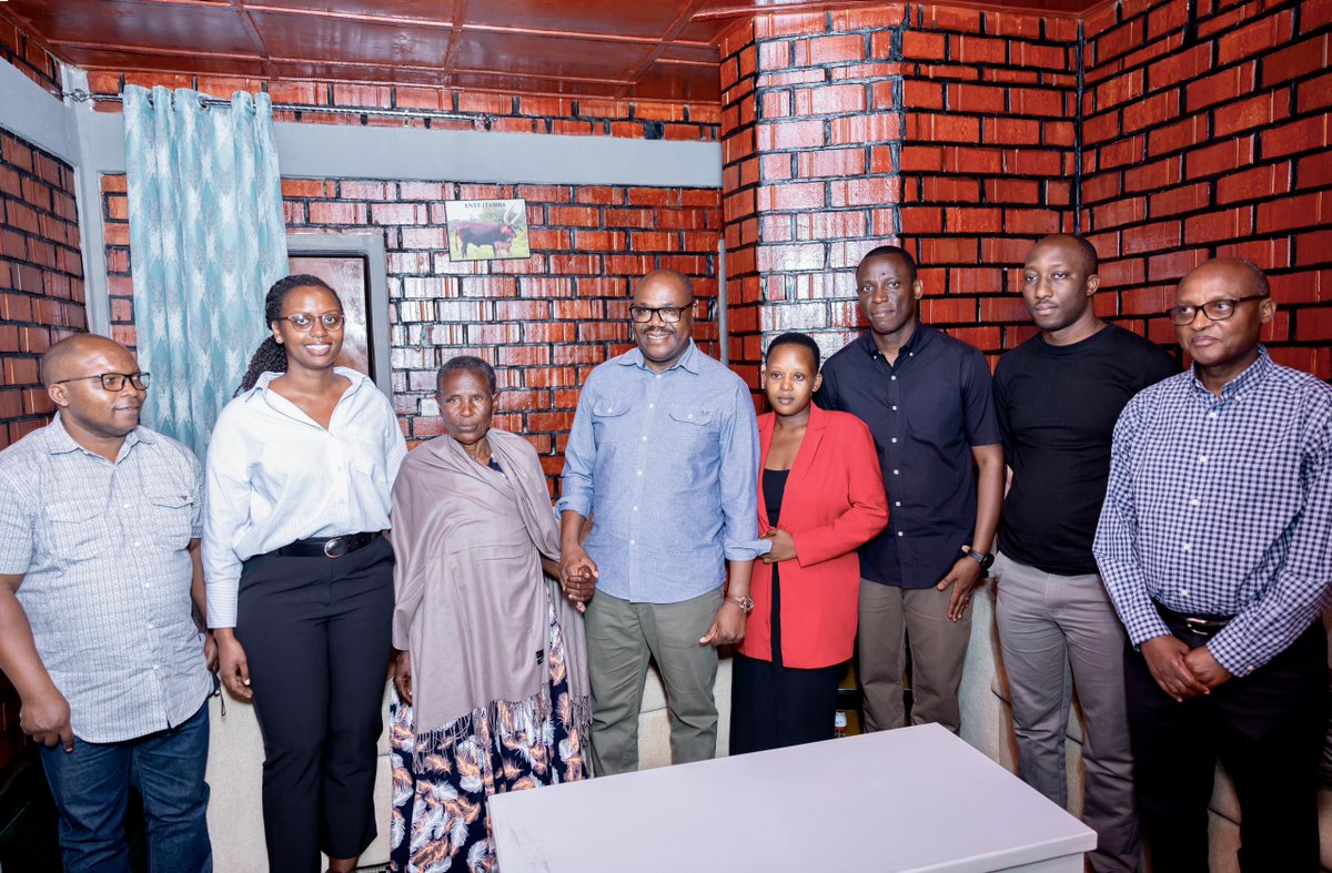 Minisitiri w’Intebe, Dr. Nsengiyumva Justin, yashyize akadomo ku ruzinduko rwe mu Burasirazuba, asura Umudugudu w’Icyitegererezo wa Rwabiharamba, ugizwe n’inzu 120 zubakiwe imiryango yimuwe mu duce twahinduwe imirima muri Gabiro Agri-Business Hub.

Yaganiriye n’umwe mu bahatuye,