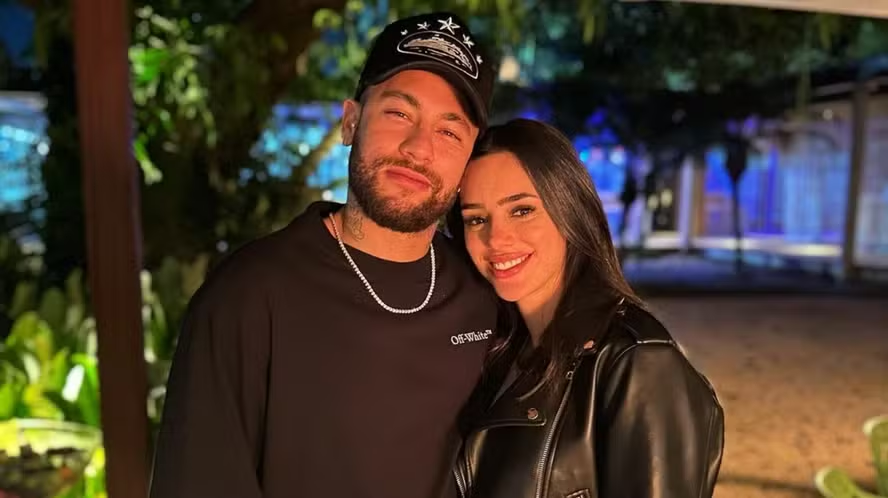 redacaosecreta's tweet photo. Neymar Jr. e Bruna Biancardi deixaram mansão em Cotia (SP) após alegar invasão de privacidade por câmeras. Bruna pediu rescisão, devolução de R$123 mil e indenização. Locadores, investigados por lavagem de dinheiro, fecharam acordo extrajudicial. https://t.co/ek61axazxl