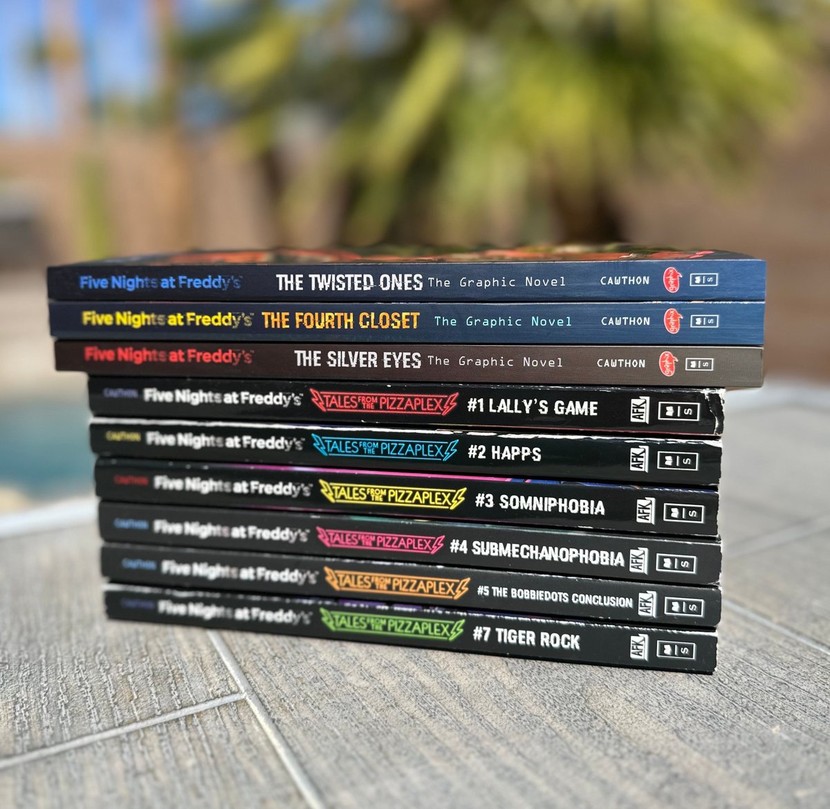 SteelWoolStudio's tweet image. Did you know that today is Book Lovers Day? Or were you too busy reading? 

Reading and gaming both improve focus, memory, and problem-solving? Keep those brains sharp—however you level up. 📖 🎮 

#BookLoversDay @scholastic