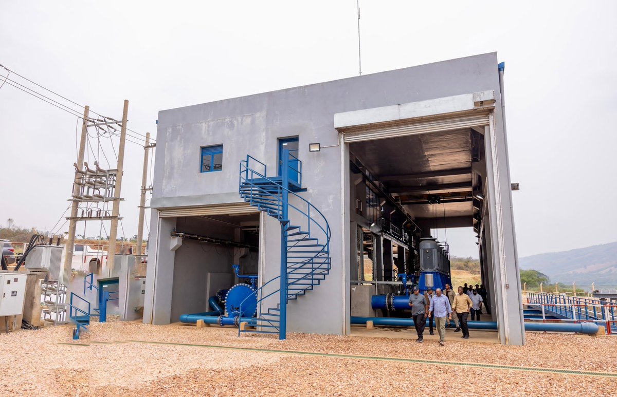 📸Mu mafoto📸

Minisitiri w’Intebe, Dr. Justin Nsengiyumva, yasoje uruzinduko rw'iminsi ibiri yagiriraga mu Ntara y’Iburasirazuba.

Kuri uyu wa Gatandatu, umunsi wa kabiri Minisitiri w'Intebe, Dr Justin Nsengiyumva yawutangiye asura  Gabiro Agri-Business Hub, umushinga wo guteza