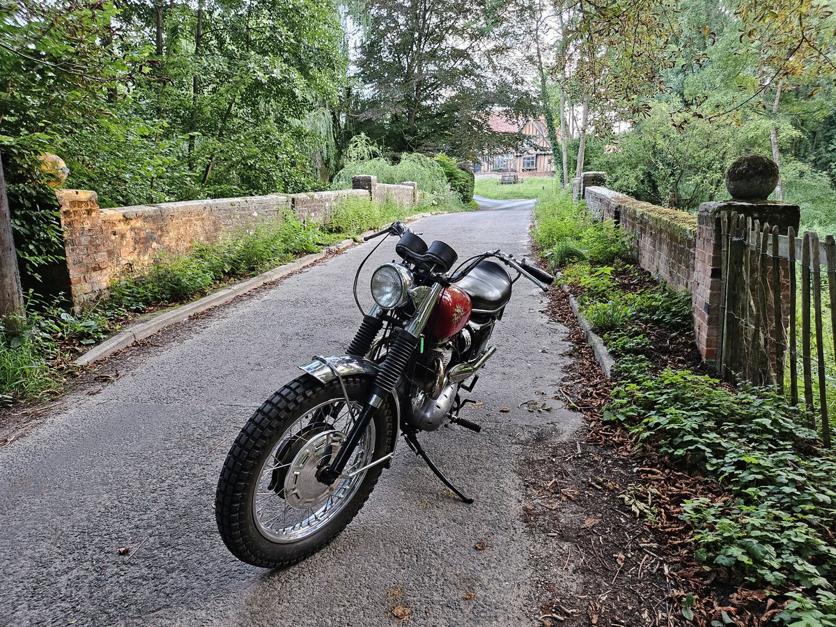 chisel2211's tweet image. Found time for blat around the Suffolk lanes on me old Beeza this evening. This bike never fails to make me smile. Stopped here in Brent Eleigh. #BSA #Bikes #BridgesOfSuffolk