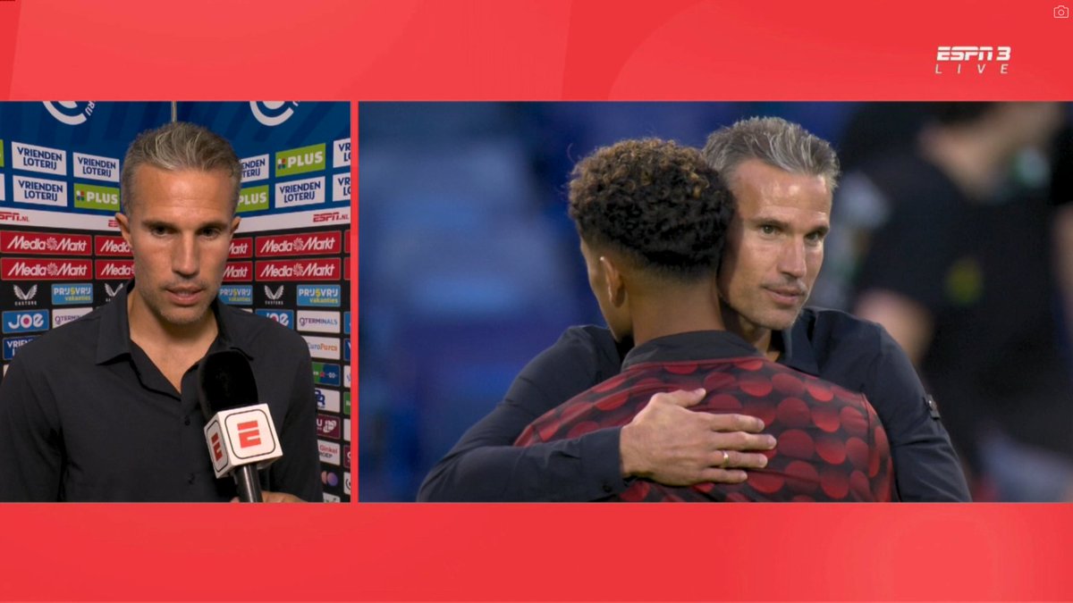 Van Persie spreekt minutenlang op het veld met teleurgestelde miljoenenaankoop Feyenoord fcupdate.nl/voetbalnieuws/…

#feynac