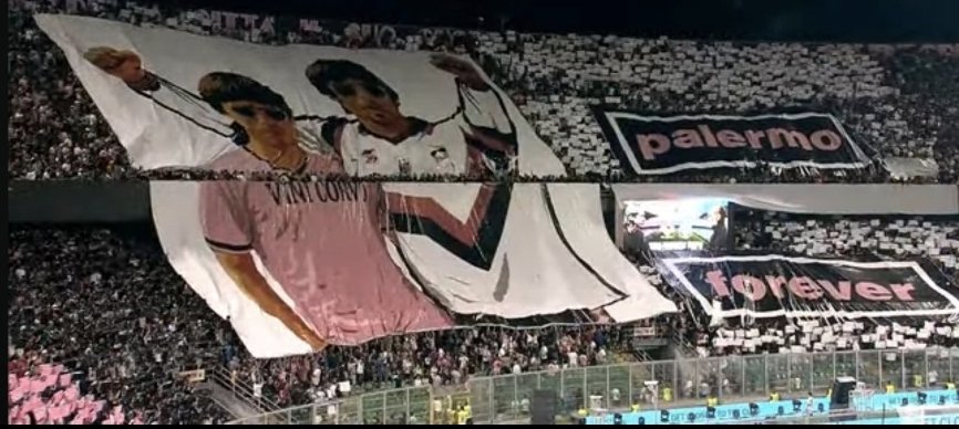 Viviamo l'epoca in cui uno striscione gigante dei fratelli Gallagher campeggia al Renzo Barbera e va bene così