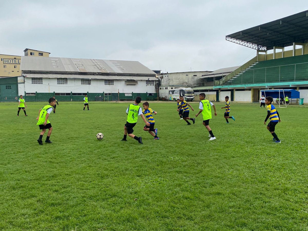 DeporteDZ8's tweet photo. 📍#Babahoyo

La cancha del estadio Rafael Vera Yépez de @Federios7 acogió este sábado el torneo provincial de fútbol #VamosALaCancha 🏆⚽🤩, donde 120 niños, niñas y adolescentes de 5 a 17 años mostraron su gran talento.

🇪🇨#ElNuevoEcuador https://t.co/3ClXk3ltiW