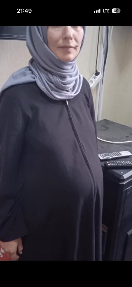 Bu kadın 9 aylık hamile olmasına rağmen cezaevinde tutukluymuş. İsmi Merve Zayım. Karnı burnunda olan hamile bir kadın cezaevinde yaşayabilir mi? Cezaevinde doğum riski var. Bir saniye beklemeden adli kontrol şartıyla tahliye edilmeli. Kanser hastası Mehmet Murat Çalık kadar
