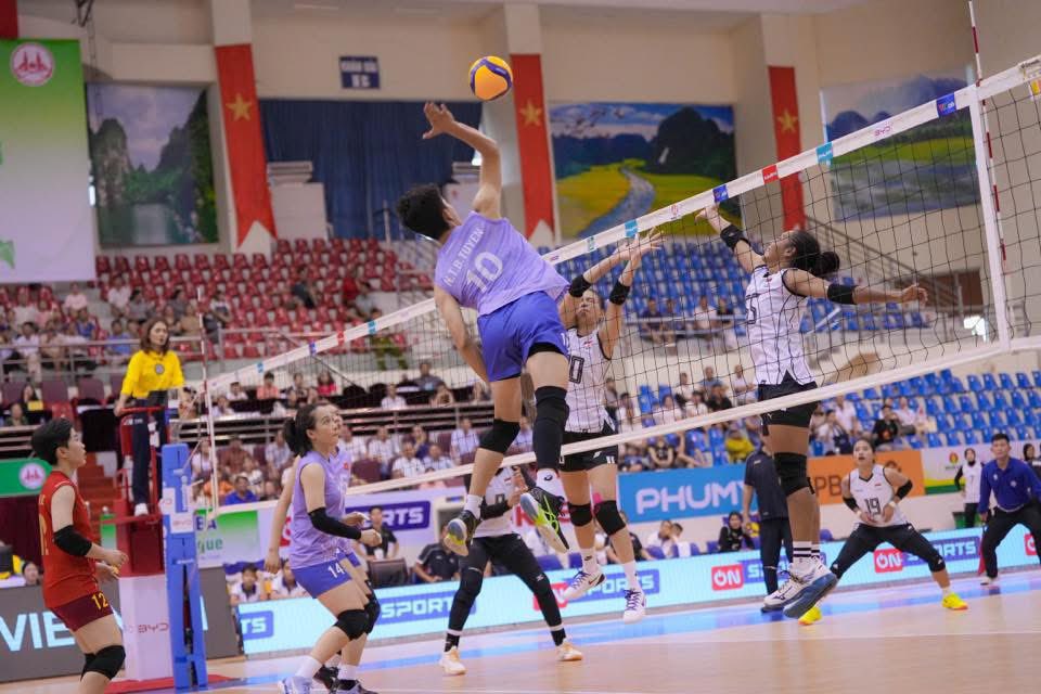 AsianVolleyball's tweet photo. Thailand, Vietnam set for blockbuster title showdown in SEA V League Women's Week 2 in Ninh Binh
Read more: https://t.co/K3g2gbsNGN
#FIVB #VolleyballWorld #SEAVLeague #SAVA #SEA #mikasasports_official #Volleyball #AVC #AVCVolley #AsianVolleyball #TVA #PNVF #VFV #StayActive https://t.co/GaERTDdAvC