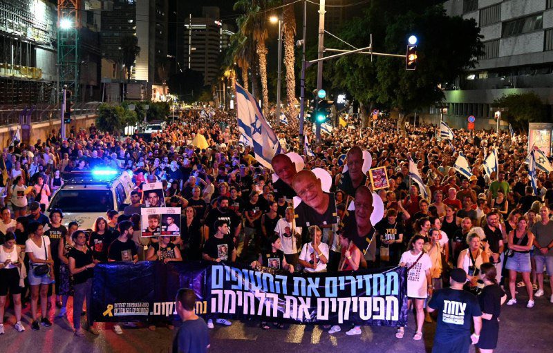 sentdefender's tweet photo. Close to a hundred thousand people are protesting tonight at Hostages Square in Tel-Aviv, Israel, including several freed hostages and their families, calling for the government to accept an agreement to bring home the hostages and end the ongoing war in the Gaza Strip. https://t.co/MyeHlfNOsm