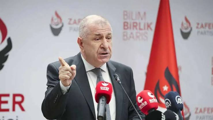 “Gerçek Atatürkçülere sesleniyorum; Atatürk'ün kurduğu devleti Öcalan'a vermeyi teklif eden Özgür Özel'in arkasından gitmeyin.”

Ümit Özdağ