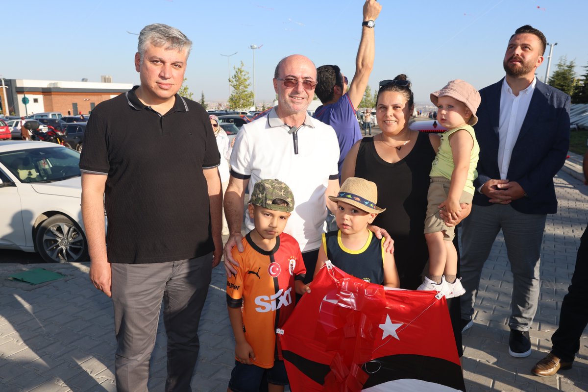 📌 Selçuklu Seyir Tepesi

Selçuklu Belediyesi tarafından düzenlenen Geleneksel Uçurtma Şenliği’nde çocuklarımız ve ailelerimizle bir araya geldik. 🪁

Rengârenk uçurtmalar gökyüzünü süslerken, miniklerimizin neşesi ve ailelerimizin mutluluğu bizlere de yansıdı.

Teşekkürler