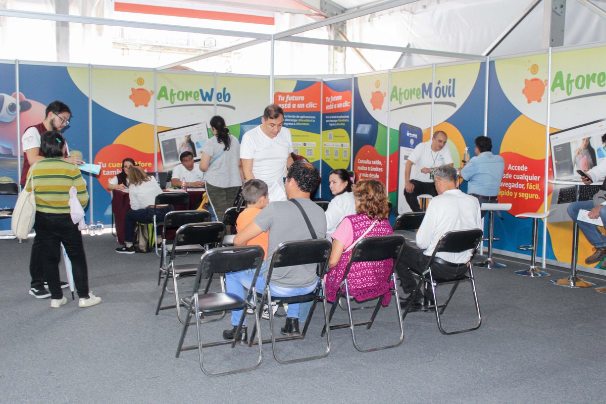 CONSAR_mx's tweet photo. En la #FeriaDeAfores2025 🎉, el stand de #AforeMóvil y #AforeWeb ayudó a más trabajadores a usar nuestras herramientas digitales.

🙌¡Las descargas no pararon! Ahora más dispositivos tienen la app 📲, facilitando el monitoreo de su cuenta individual.

#ServicioCompromisoAcción https://t.co/ekuYPrDcyF