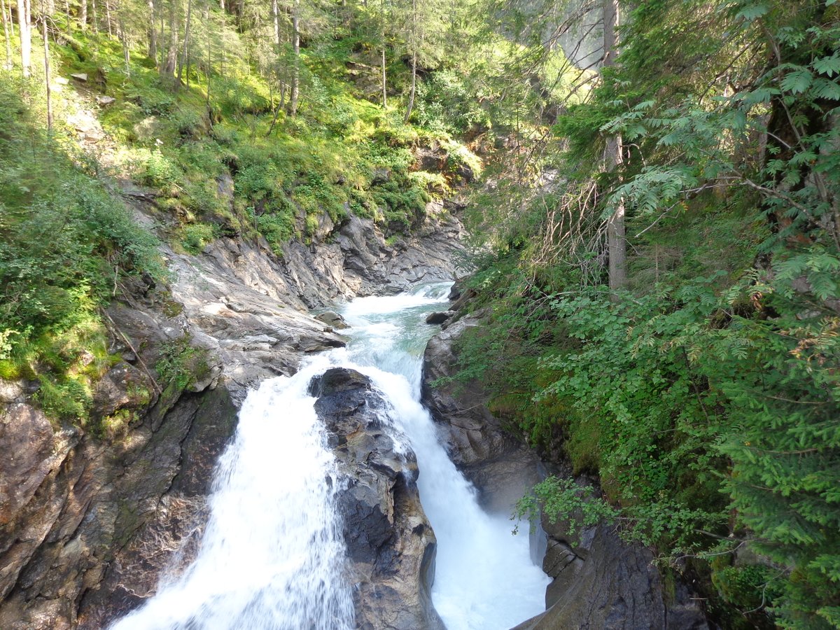 Gebirgsbach. Austria alps.Naturlandschaft.
Kamera Foto .Sony DSC H 90