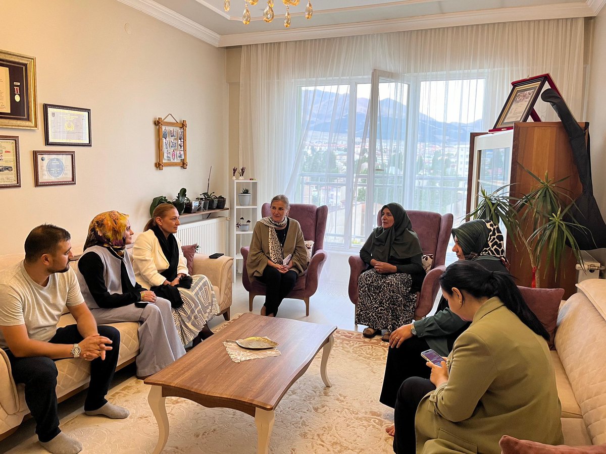 Av.Fatma Öncü (@avfatmaoncu) on Twitter photo 📍Yakutiye, Erzurum
Şehidimiz Muhammet Kır’ın kıymetli ailesini ziyaret ederek Cumhurbaşkanımız <a href="/RTErdogan/">Recep Tayyip Erdoğan</a>’ın mektubunu kendilerine ilettik.
Vatan uğruna canını feda eden tüm şehitlerimizi rahmet ve minnetle anıyoruz.
<a href="/AKKADINGM/">AK Parti Kadın Kolları</a>
<a href="/akkadinerzurum/">AK Kadın Erzurum</a> 📍Yakutiye, Erzurum
Şehidimiz Muhammet Kır’ın kıymetli ailesini ziyaret ederek Cumhurbaşkanımız <a href="/RTErdogan/">Recep Tayyip Erdoğan</a>’ın mektubunu kendilerine ilettik.
Vatan uğruna canını feda eden tüm şehitlerimizi rahmet ve minnetle anıyoruz.
<a href="/AKKADINGM/">AK Parti Kadın Kolları</a>
<a href="/akkadinerzurum/">AK Kadın Erzurum</a>