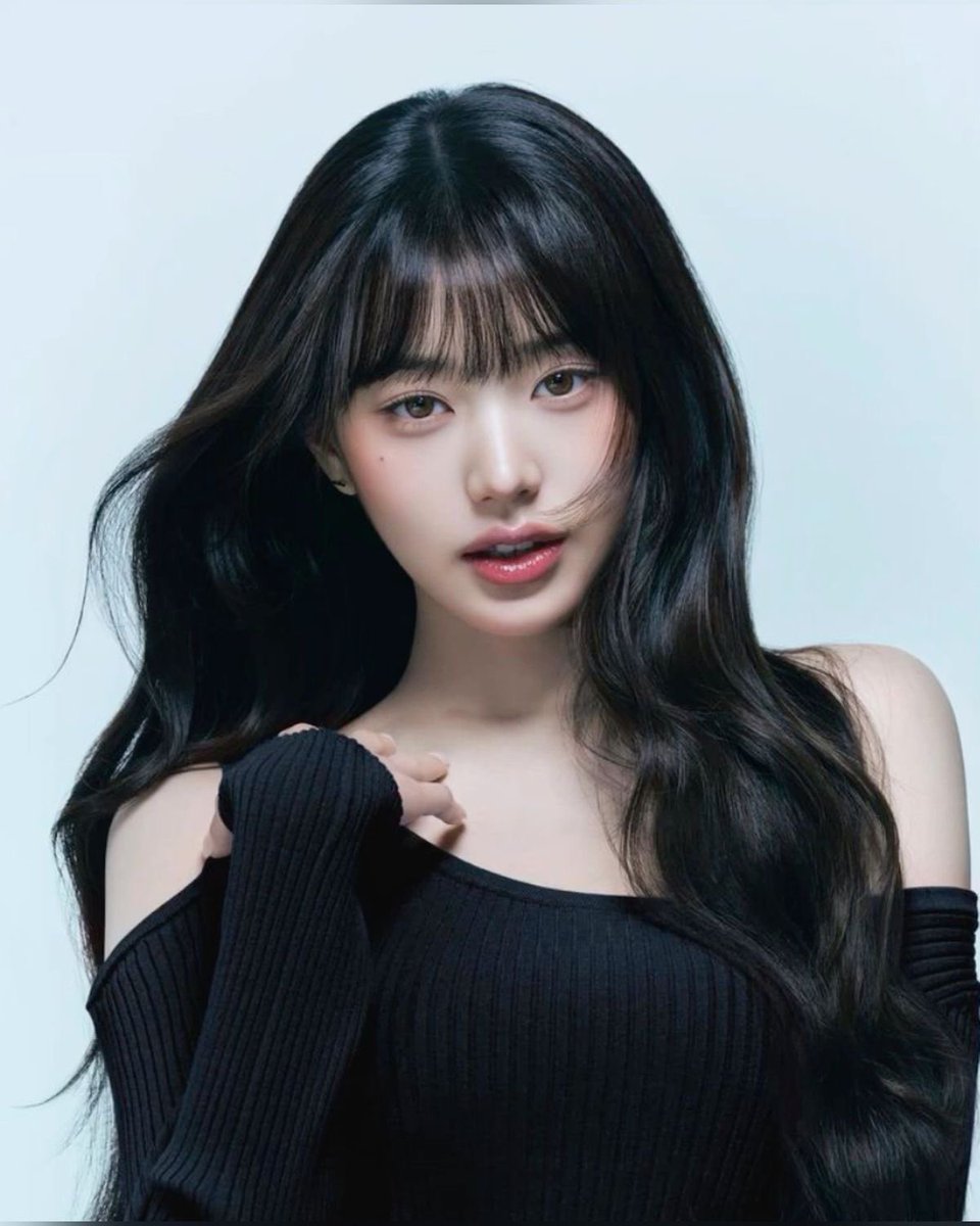 BLACKSWAN's Fatou said on TikTok Live that she met ITZY’s Ryujin and Yeji and IVE’s Wonyoung, adding that “they were very kind and it was lovely to meet them.”