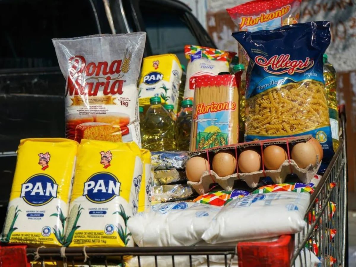 🇻🇪 | El salario mínimo en Venezuela llega a un dólar por mes, según el cambio oficial del Banco Central: 

Los venezolanos necesitaran al menos 349 salarios mínimos para comprar una canasta alimentaria familiar.