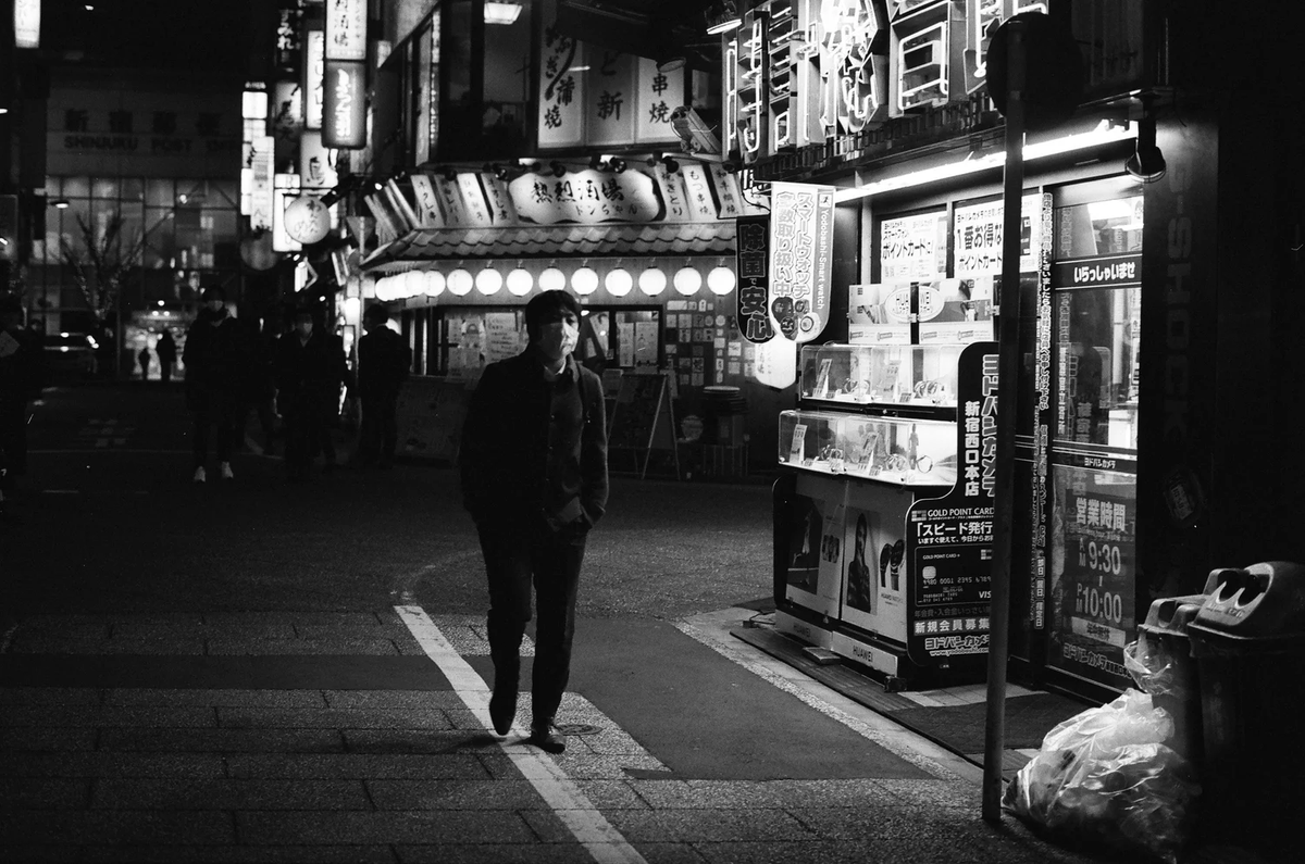 Tokyo during COVID felt both still and deeply alive.

Glen Snyder walked with his camera during lockdown, looking for signs of daily life in the silence.

#StreetPhotography #TokyoPhotography #DocumentaryPhotography