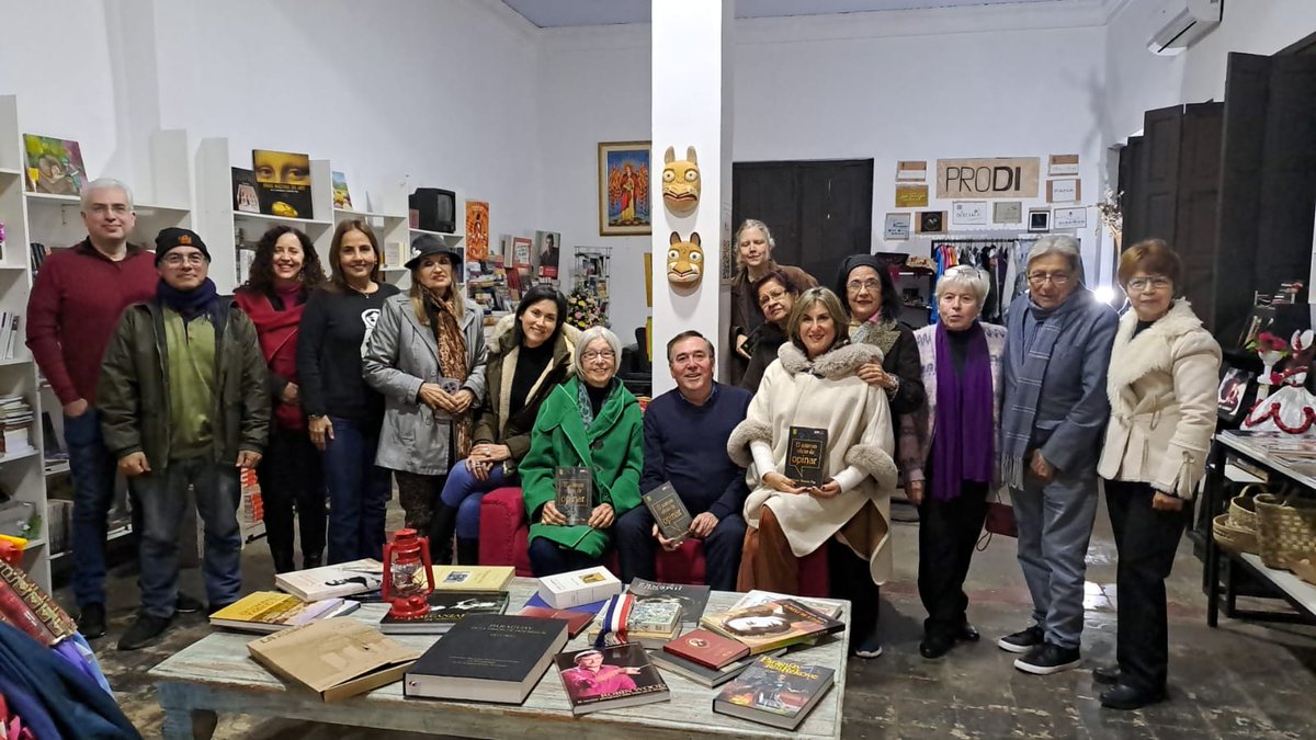 Gracias, Sofia Raquel Fernandez Casabianca por la invitación a participar de la amena reunión del Club de Lectores con mi libro El azaroso oficio de opinar.