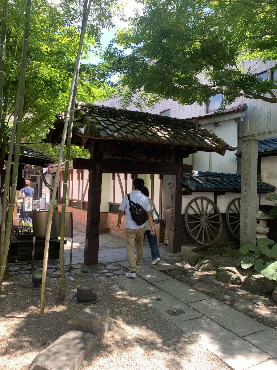 光原社は中庭の美しさや、美味しい「可否館」も人気です。宮沢賢治の「注文の多い料理店」を出版したことでも知られます。101年前のこと。