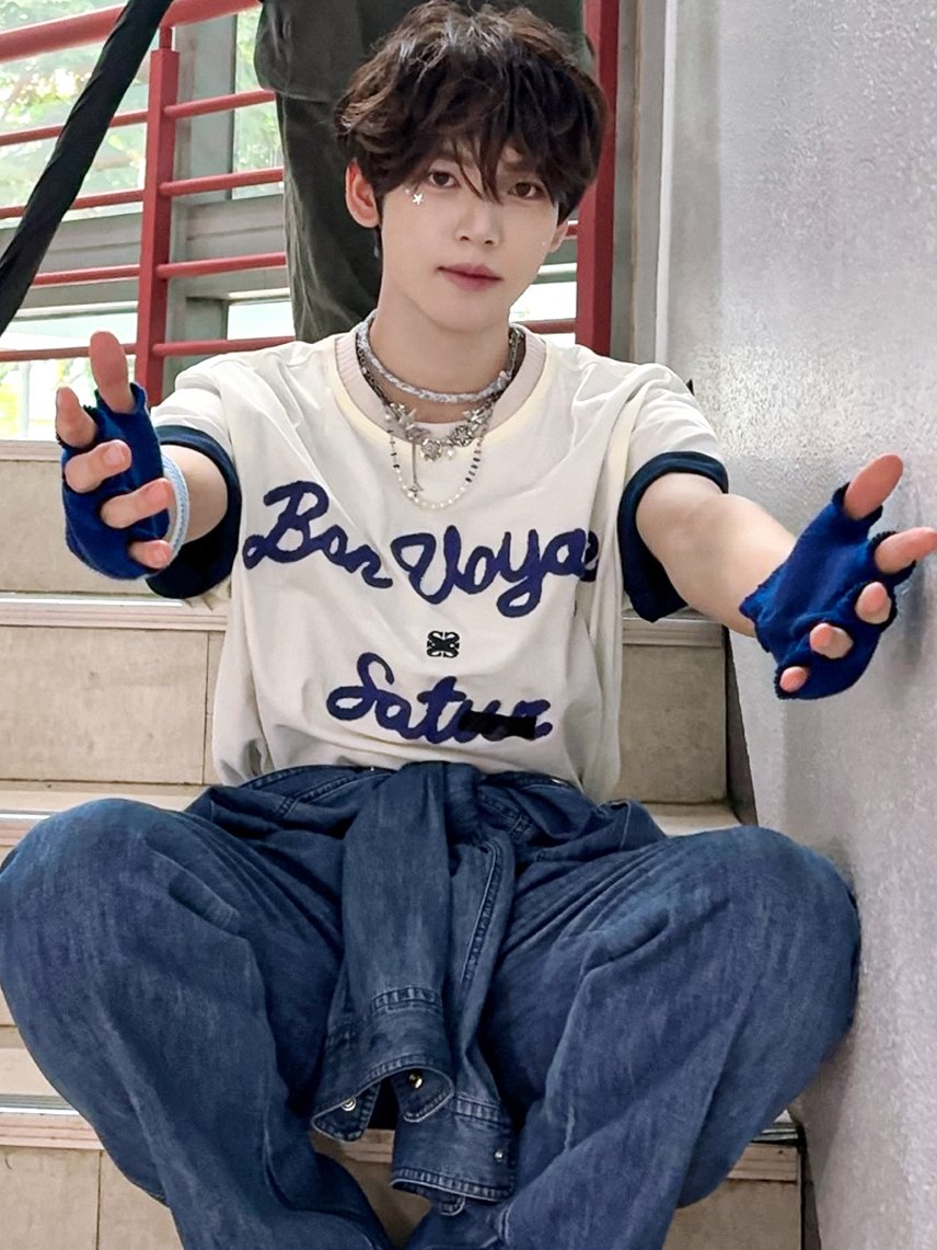 The second pict is your POV when I ask you to go to the summer festival with me, but it feels like I'm asking you for a hug. Neeways, let's get through this hot summer together, how about some ice cream?