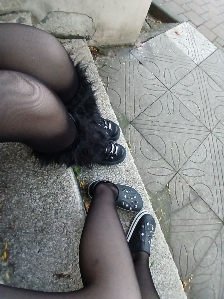 be_trinityy's tweet image. fur leg warmers are my everything🪽 #Graffiti #photothelive