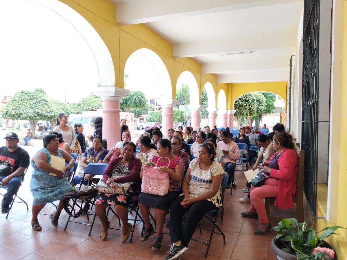 RegCivil_GobOax's tweet photo. 📍 #RegistroCivilCercaDeTi en San Pablo Villa de Mitla.
Gracias al gobernador @salomonj y al director Alfredo Santiago Chávez, llevamos servicios gratuitos que fortalecen el derecho a la identidad.
#GobiernoDeOaxaca #IdentidadEsDerecho https://t.co/I0RCFsOidn