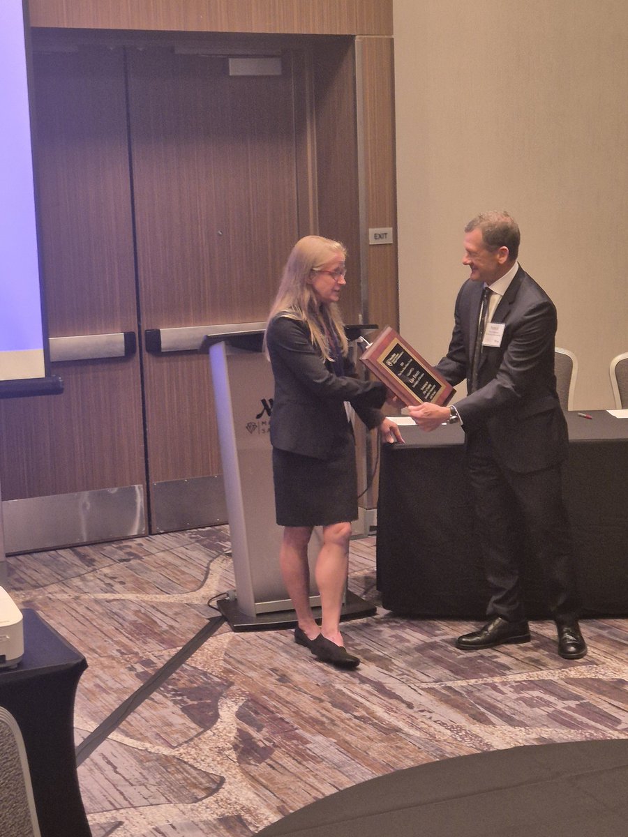 Dr Lisa Krantz reflected on the implications of her study for practice and education. She was then presented with her award. Congratulations 🎊 <a href="/AEJMC/">AEJMC</a> <a href="/LeonaONeill1/">Leona O'Neill</a> <a href="/PascalGuenee/">Pascal GUENEE</a> <a href="/tlpix/">Tara Pixley</a> <a href="/WakeinFright/">Alexandra Wake, PhD</a>