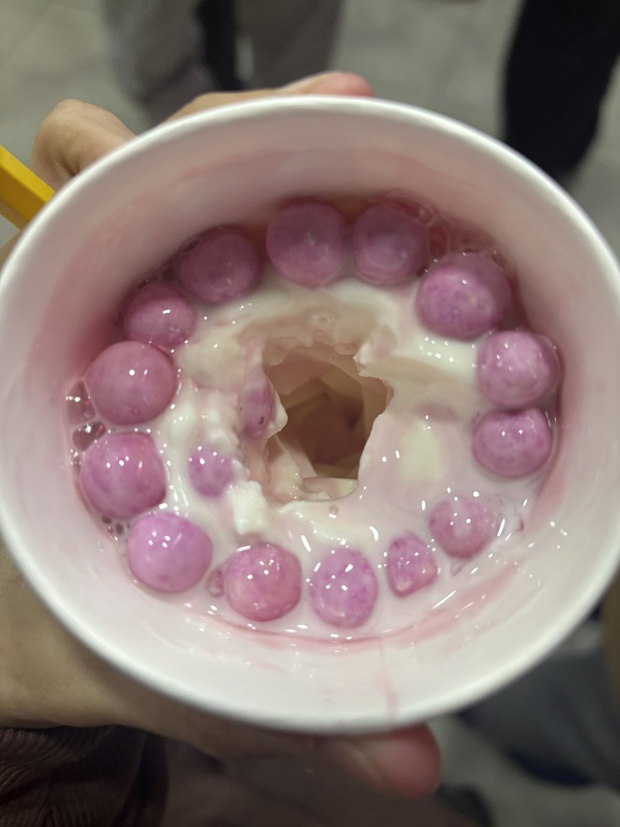 thaAlmeidaF's tweet photo. Fui ansiosa hoje no @McDonalds_BR provar a sobremesa da hello kitty, e além do meu top sundae ter vindo sem a calda do meio, sem os canudinhos em cima, o meio do copo ainda veio totalmente vazio de sorvete, extremamente decepcionante essa experiência https://t.co/YJUlb6aL1y