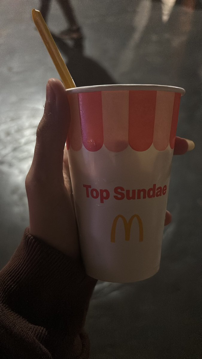 thaAlmeidaF's tweet photo. Fui ansiosa hoje no @McDonalds_BR provar a sobremesa da hello kitty, e além do meu top sundae ter vindo sem a calda do meio, sem os canudinhos em cima, o meio do copo ainda veio totalmente vazio de sorvete, extremamente decepcionante essa experiência https://t.co/YJUlb6aL1y