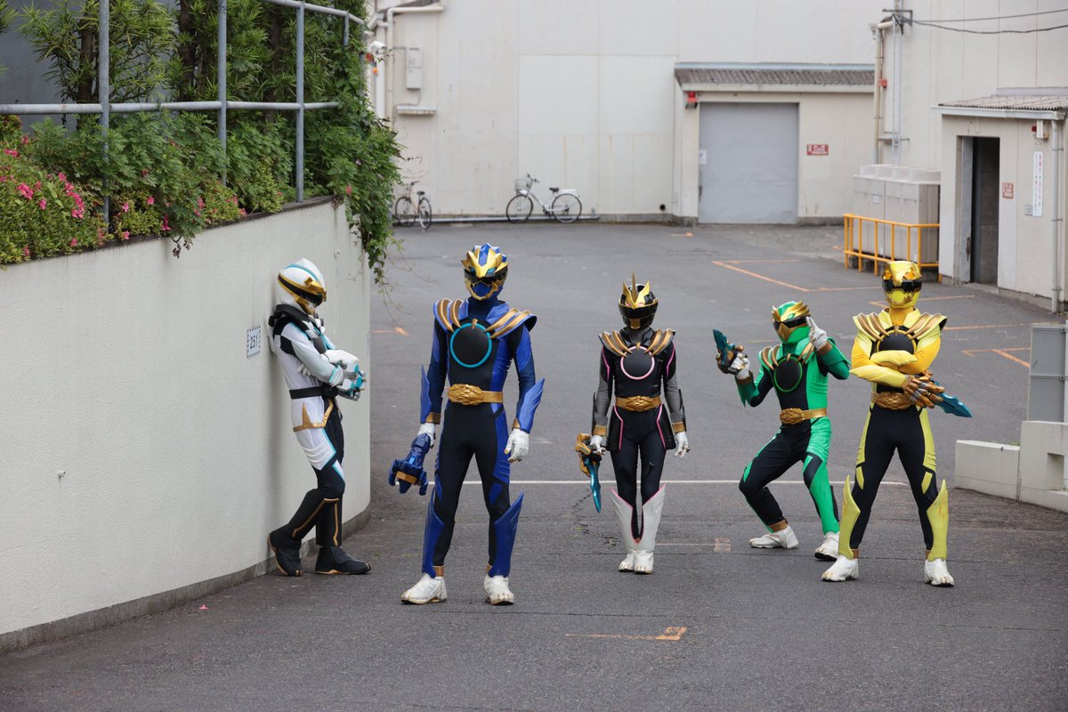 ☝️来週の #ナンバーワン戦隊ゴジュウジャー は！

第26話「秘密に密着！遠野吠は新入社員」👔✨

ついに吠が正社員に！？

就職先は……弊社東映でございます。

なんとゴジュウジャー密着
ドキュメンタリー制作を担当する事に！

またクビにならないといいけど…

予告: youtu.be/I4Y1jP12JpY