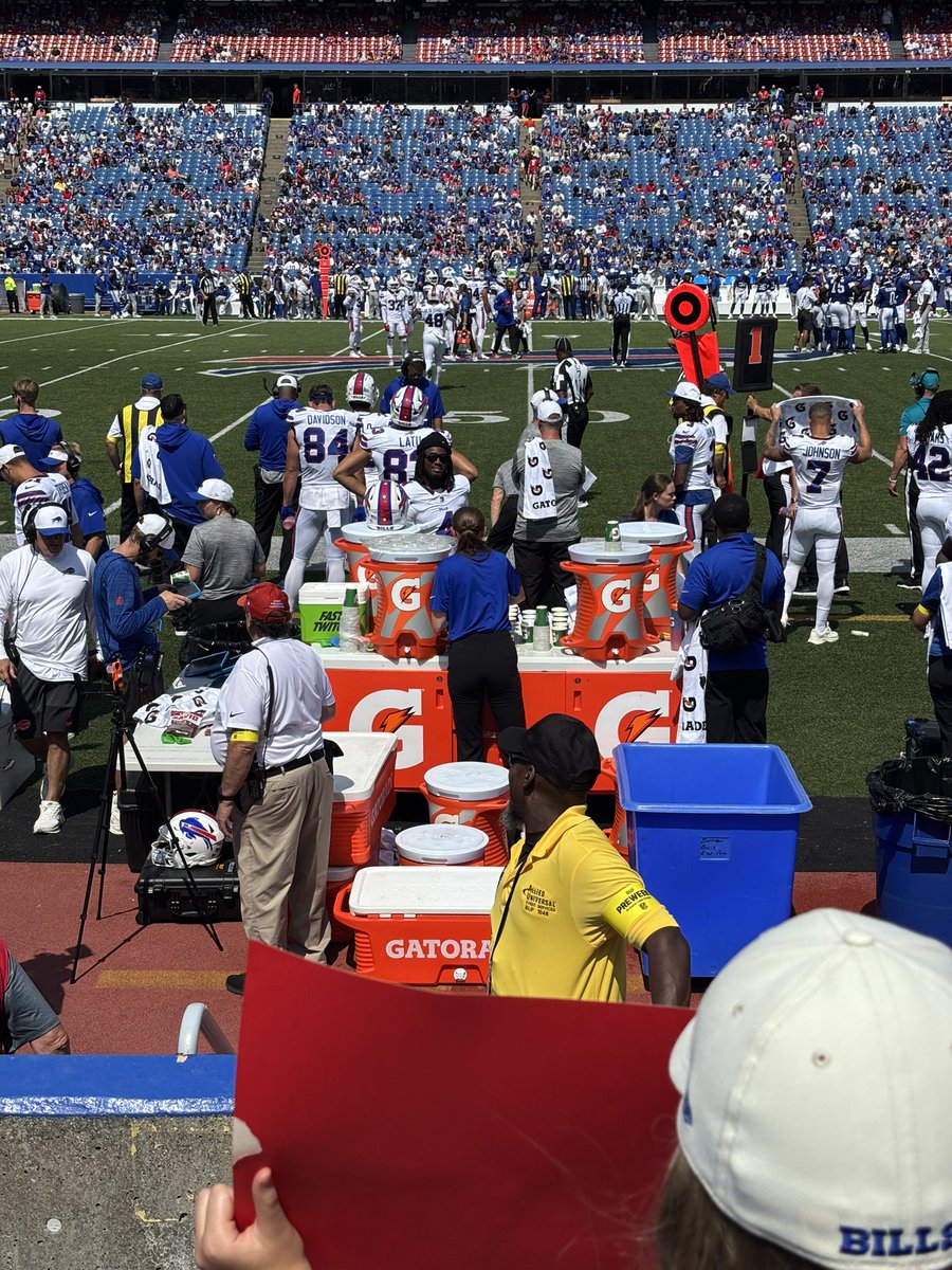 jenkarp23's tweet photo. @thegreat__4 thank you for making my girls first Bills game so
Memorable. They will never forget you reading their sign “James Cook Made me a Bills Fan!” 💙❤️Buffalo 4️⃣ 👑 https://t.co/zSC6NASvf1