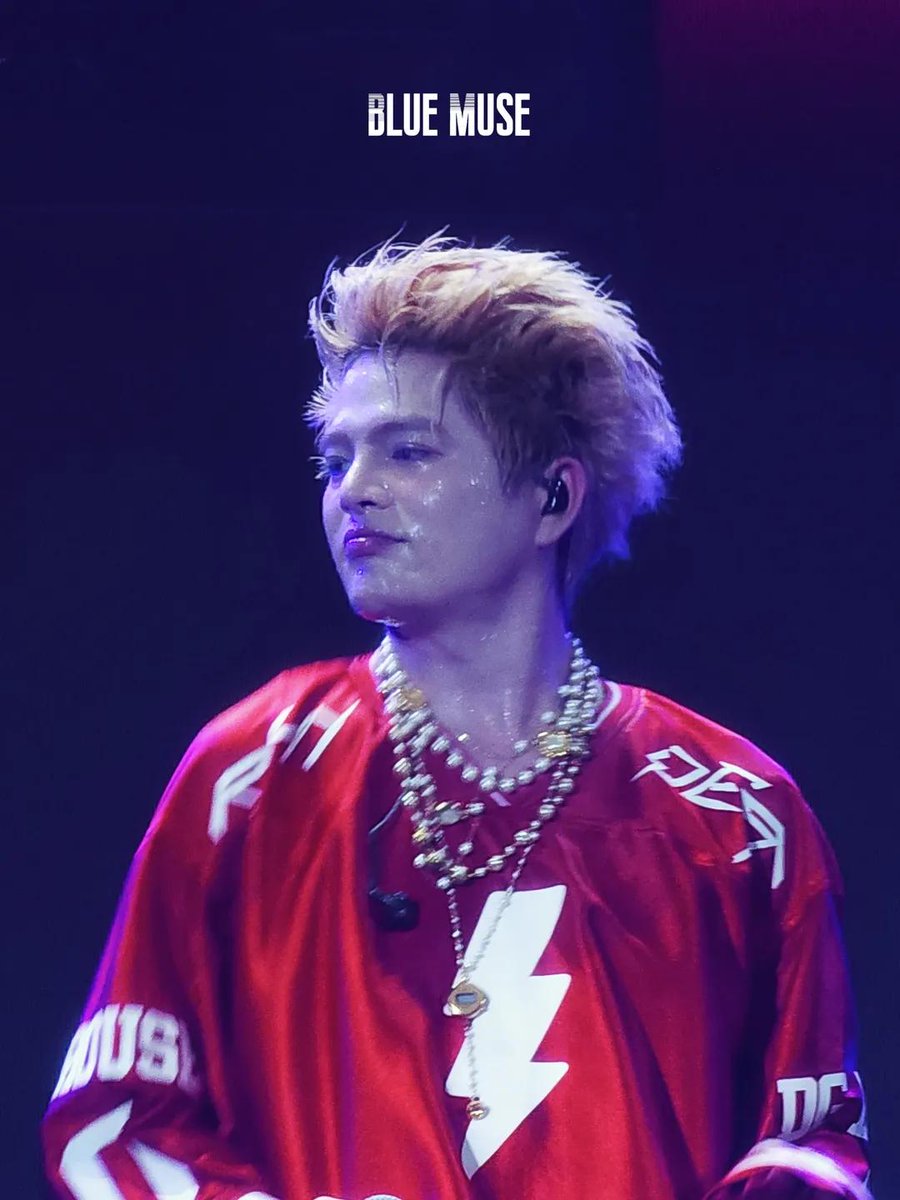 LamTuPhong's tweet photo. Hôm qua có một RHYDER chạy tới chạy lui hai show, tới giày cũng quên kéo khóa. Thương bạn nhỏ lắm 🫂🫂
#RHYDER #OMOCONCERT #VConcert
cre: sheep8bit & blue.muse3110 (threads) https://t.co/QP1iPiS5y8