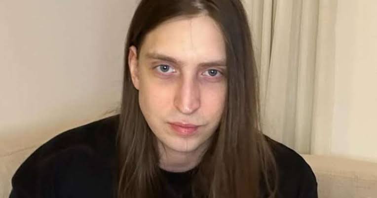 Felca denuncia a rede de pedofilia e exposição infantil que se formou na web. Um video forte e mais do que necessário. Assistam no canal dele, no You tube. Parabéns, Felca 👏👏👏👏👏 #Felca #criançasnainternet