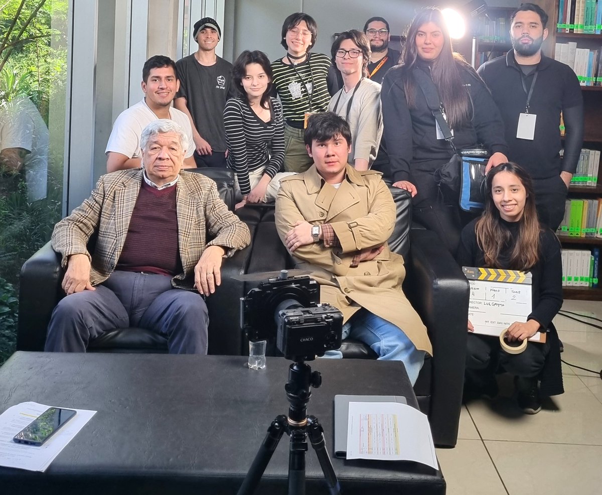 Con estudiantes de la carrera de Comunicación Audiovisual de la Universidad del Pacífico, que me entrevistaron hoy en la Biblioteca del Congreso para su proyecto final de grado: un cortometraje sobre la realidad del Paraguay, que promete.