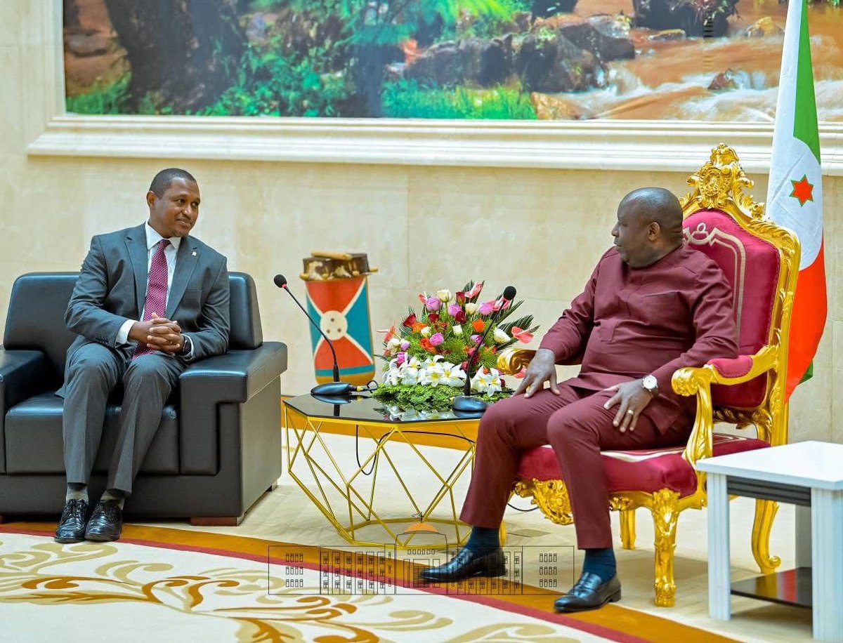 mamadou_dbalde's tweet photo. Honoré d’avoir été reçu par SE le Président du #Burundi. Nous avons échangé sur les mesures en cours pour autonomiser et inclure les réfugiés dans le système national. Et comment soutenir davantage le retour volontaire des sœurs et frères réfugiés burundais dans les pays voisins. https://t.co/aNGaMzf7N6