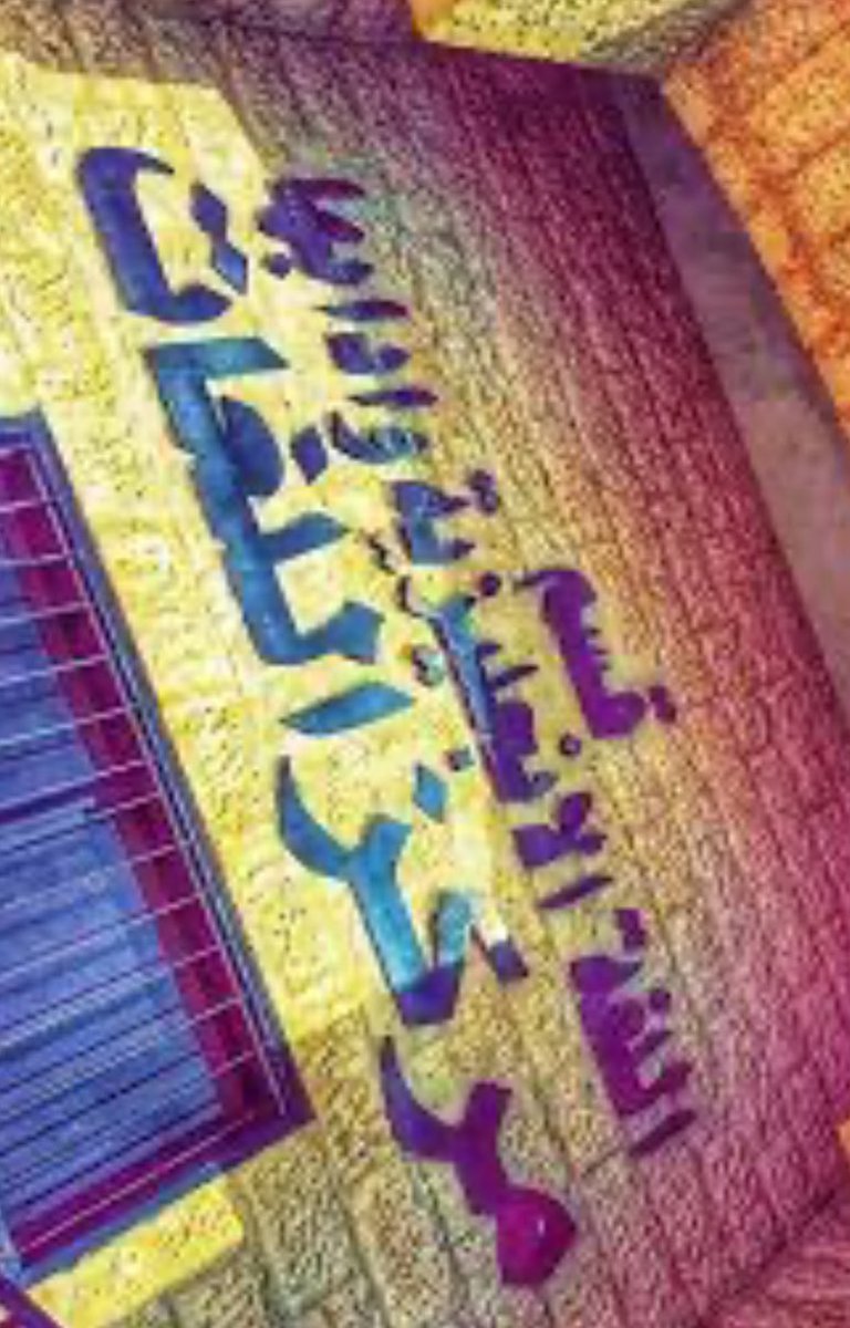 #خاطرة
كان النقد الأدبي قلب دراسة #الأدب_الإنجليزي وروحه؛فكل مقرر دراسي كان يحمل في جوهره ممارسة النقد، وكل حديث عن الرواية كان يمر عبر بوابة النقد وكل تحليل لعنصر أدبي أو تقنية فنية لم يكن سوى فعل نقدي. لقد كان النقد جزءا أصيلا من بنية التخصص، يكوّن هيكله ويصوغ ملامحه.