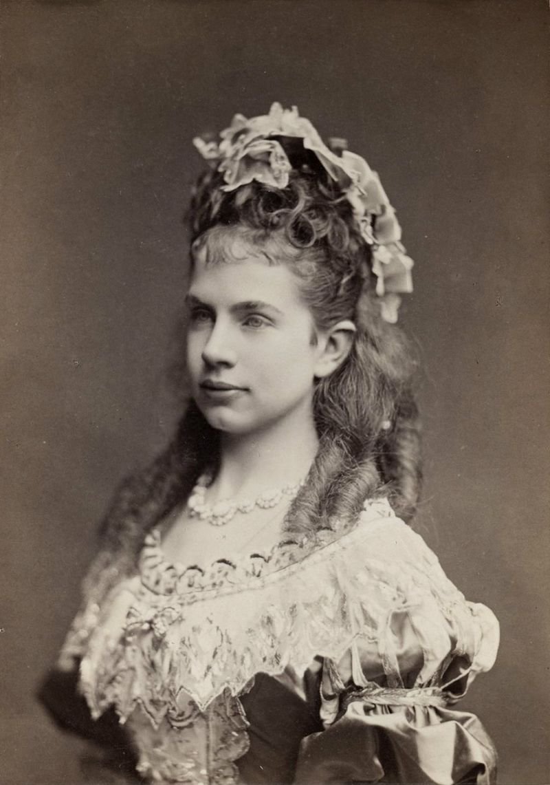 El 27 de julio fue el #CumpleMuerte de la archiduquesa Gisela de Austria, hija del emperador Francisco José I y Sisi. Siguiendo con nuestro #AñoHabsburgo, hablemos de esta archiduquesa, constantemente atrapada entre la leyenda de su famosa madre y el suicidio de su hermano.