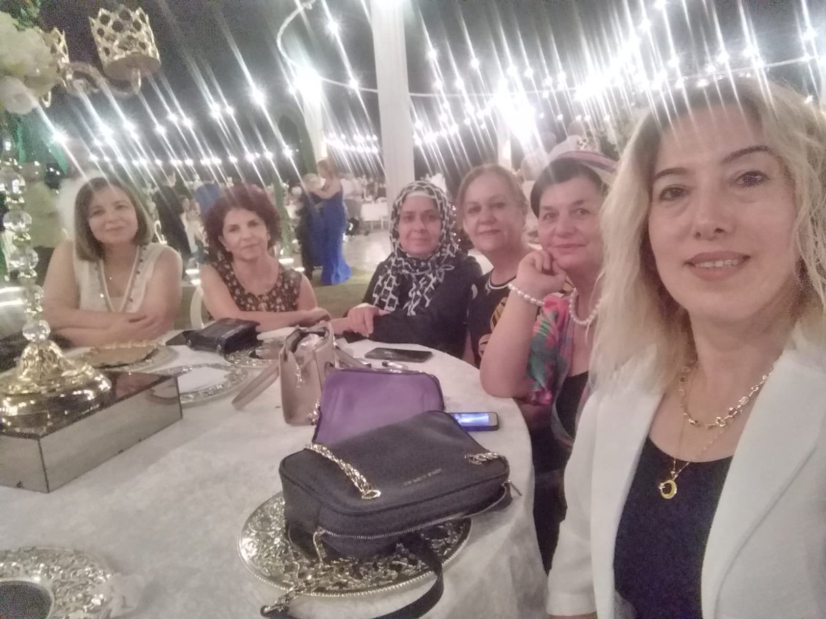 Gülten Dandıl arkadaşımızın kızının düğünündeyiz. Genç çiftlere ömür boyu mutluluklar dileriz. Allah mesut bahtiyar etsin. 💐💐💐