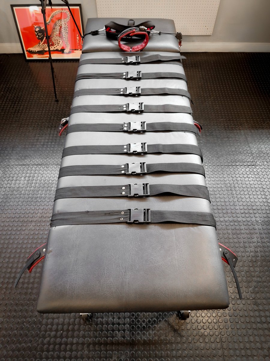 fzenstudio's tweet image. Era uma inocente maca à venda no Exército da Salvação que foi reformada, equipada com 9 correias de nylon, algemas para pulsos e tornozelos, coleira e harness de nylon para imobilização total da cabeça. Virou uma das 13 estações de bondage. Tem coragem de experimentar?