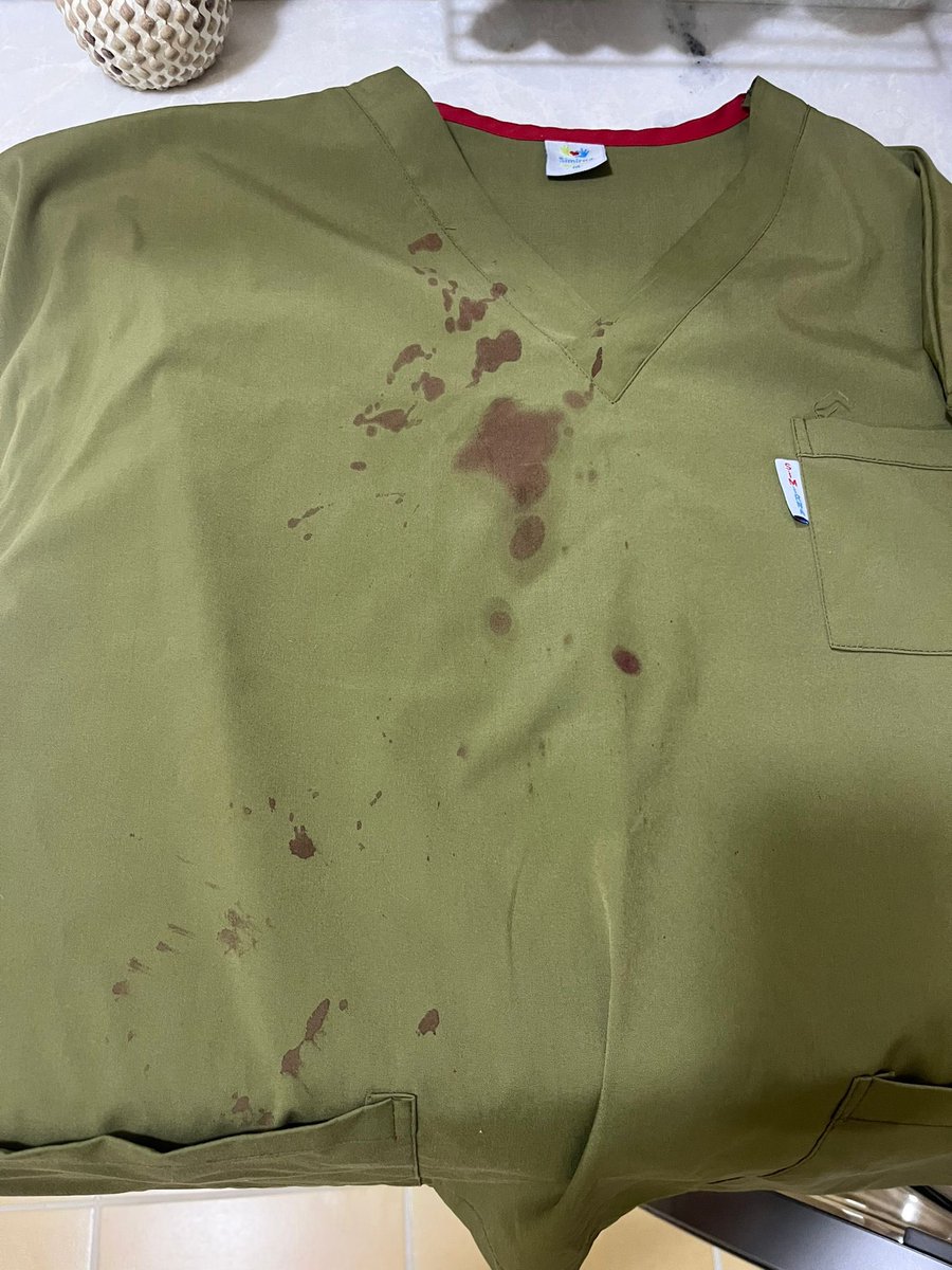 ynsmsek's tweet photo. KANLI ÜNİFORMA!

İzmir Tepecik Eğitim ve Araştırma Hastanesi Çocuk Acil Servisi’nde görevli hemşire arkadaşımız, görevi başında hasta yakınlarının  şiddetime maruz kalmıştır. 

🩸 Sağlıkta şiddet bir halk sağlığı sorunudur!
🩸 Önlem almayan bu suça ortaktır!

Sn. Bakan @drmemisoglu, arkadaşımızın kanlı formasını buraya bırakıyoruz.

❓ Sıra hangimizde?

@hepsen_2020 
#SağlıktaŞiddet #Hemşire #İzmir