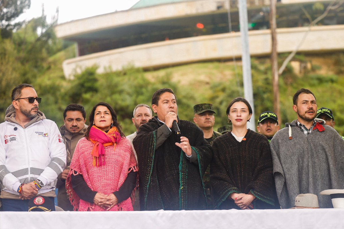 Hoy, en este lugar histórico, donde hace 206 años se selló la libertad, firmamos el Acuerdo por la Dignidad del Campesinado de Alta Ladera y Páramo, fruto de un diálogo sincero, sin imposiciones y sin violencia.

Gracias al presidente <a href="/petrogustavo/">Gustavo Petro</a>. A las y los campesinos. 

A