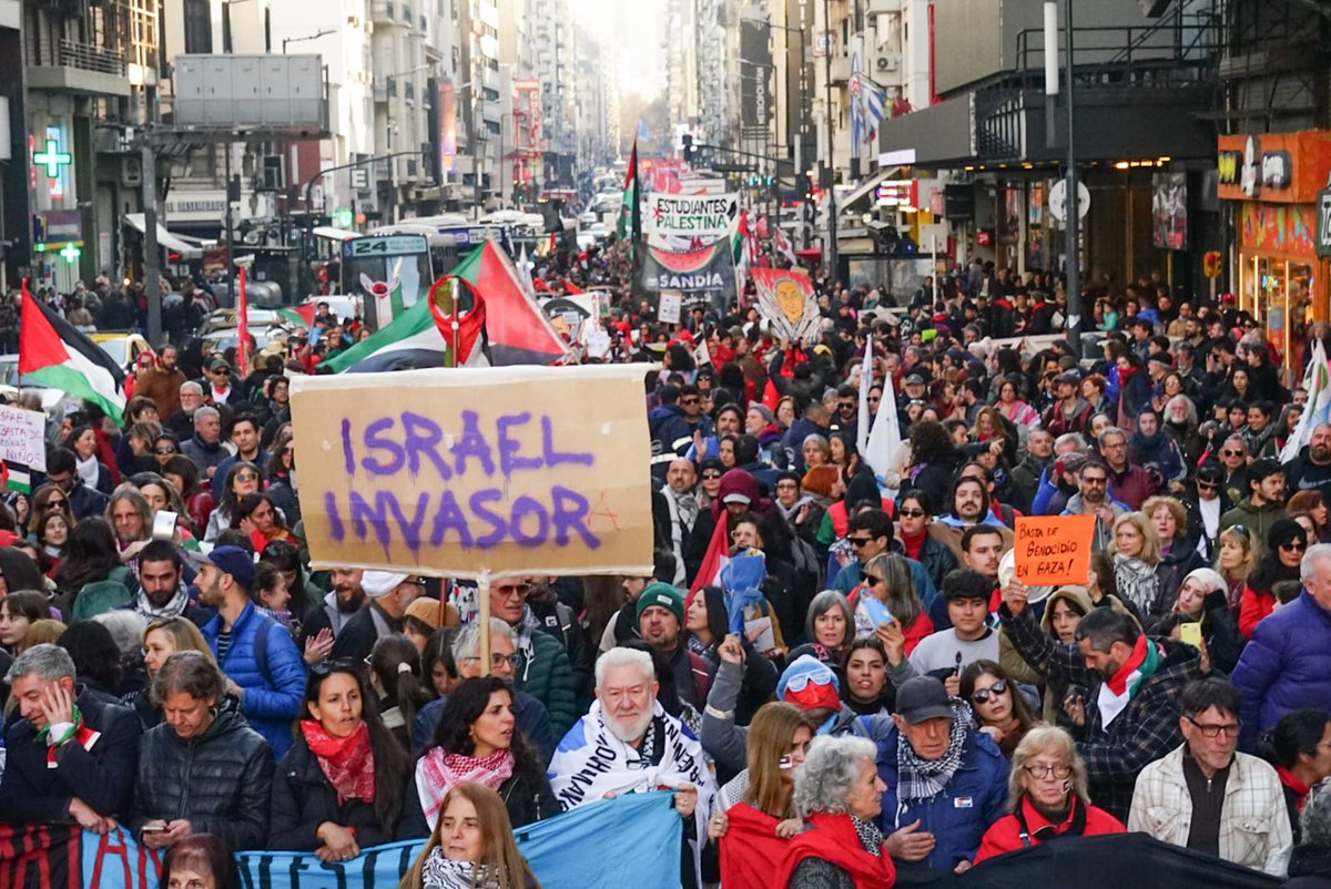 Barry__Ale's tweet photo. Los Organismos de Derechos Humanos que luchamos con todas nuestras fuerzas contra la impunidad del genocidio en Argentina salimos a la calle, exigiendo el fin inmediato de la brutal masacre contra el pueblo palestino. Milei es cómplice pero en la Argentina somos miles y miles que no callamos ante un genocidio.
