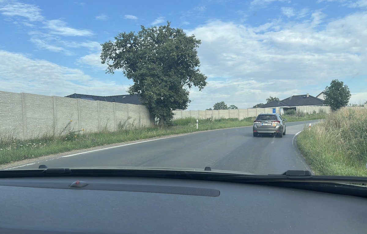 Pravidelné hlášení: po ČR se stále skvěle jezdí stopem. Letošní průměrná čekací doba 4,5 minuty. Dnes to frčelo obzvlášť krásně, ale je pravda, že jsem jel s kytarou. (Příznivci geoguessr můžou hádat, kudy zrovna jedem.)