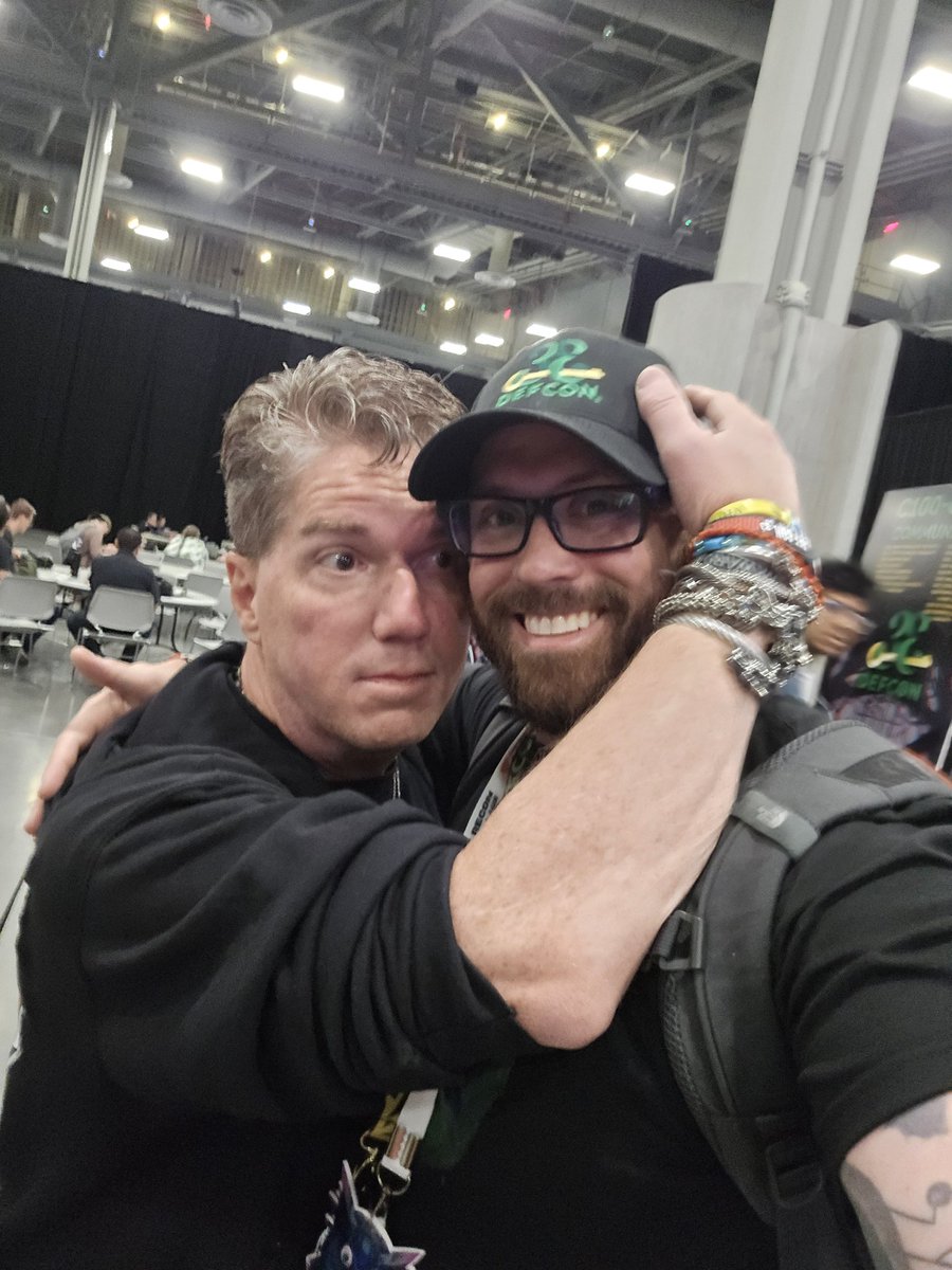Jr0dR87's tweet image. This is my fifth #defcon and my fifth hug from @jaysonstreet