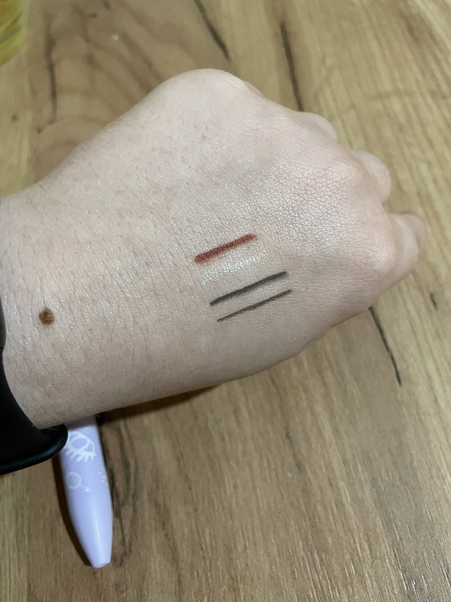 ДЄВОЧКІ, я не знаю, чи це новинка, чи ні, але у glambee є така ручка, яка відносить мене в дитинство, коли я готова була душу продати за неї. 

Тільки тут замість кольорових стержнів — хайлайтер і олівчики за очей, брів та губ.