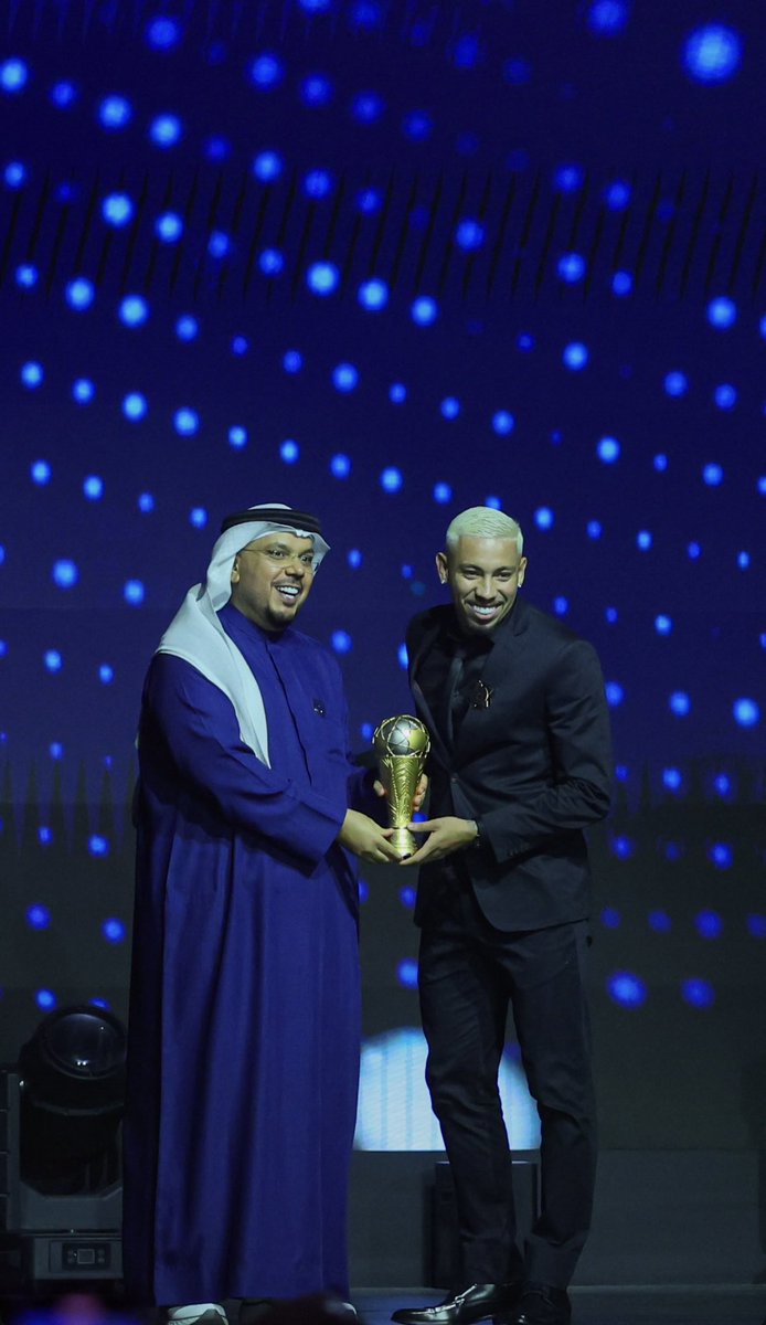 أحد نجوم الموسم ومن أفضل اللاعبين بالموسم .. بعمر الـ 23 عام مضى بهذا الفريق نحو البطولات ، في بعض الأحيان العمر مجرد رقم لا أكثر ولا يعكس شخصية وقوة اللاعب حتى و إن كان صغير فالسن

بالا بعمر الـ 23 يملك ثقه وشخصية لاعب قائد في اكبر الفرق في العالم ، هذا الحاضر والمستقبل الذي يحق